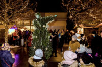 Festliche Pannonien Magazin Weihnachtsmarkt mit Lichterdekoration und Kindern.